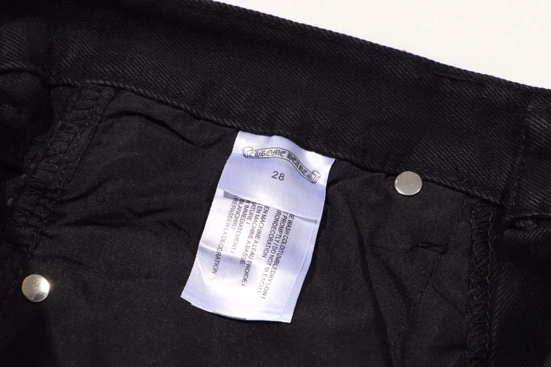 P250 model number: H429 Chrome Hearts CH Chrome Hearts heavy industry damaged ripped high street jeans exude uninhibited personality and unique charm. Every wear and tear is carefully designed to present a unique artistic feel. Made of imported denim fabric, which has undergone heavy industrial washing and destruction treatment, the trousers show a super cool effect on the upper body, allowing you to dominate the fashion stage.  This is more than just a pair of jeans, it is an expression of attitude. With its unique design concept and ultimate pursuit of details, Croxin breaks traditional boundaries and defines the jeans trend in the new era. The trousers are made of double-layer woven fabric and matched with customized hardware, showing an incomparably beautiful and unique style, making every wearer the focus of fashion. Imported denim fabric, super heavy-duty washed and damaged, the upper body is super cool! Customized hardware, incomparably good-looking model. The production process is difficult. It has a high-street feel. Color: blue Size: S M L XL XXL
